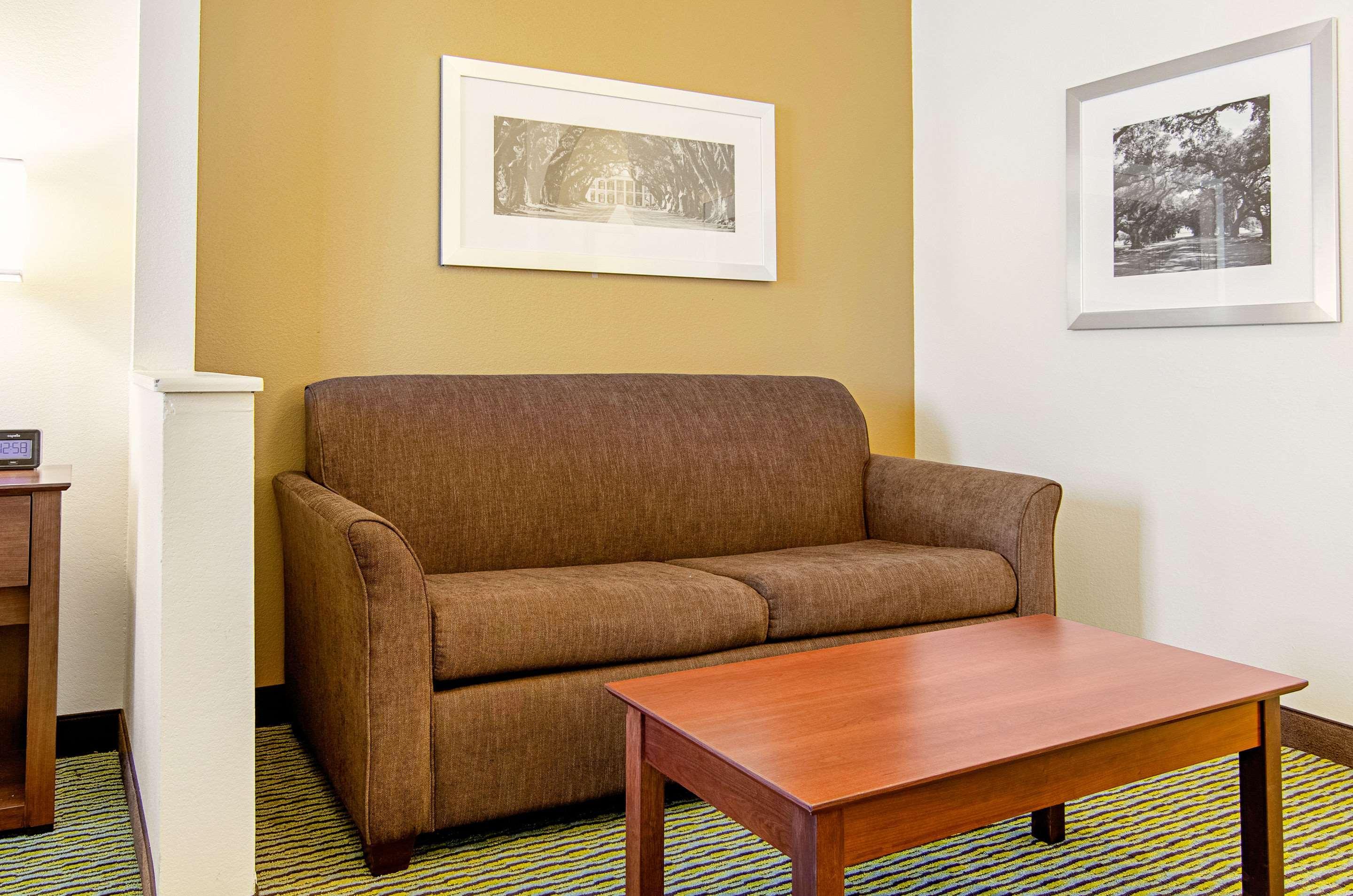 Quality Inn & Suites Near Tanger Outlet Mall Gonzales Zewnętrze zdjęcie