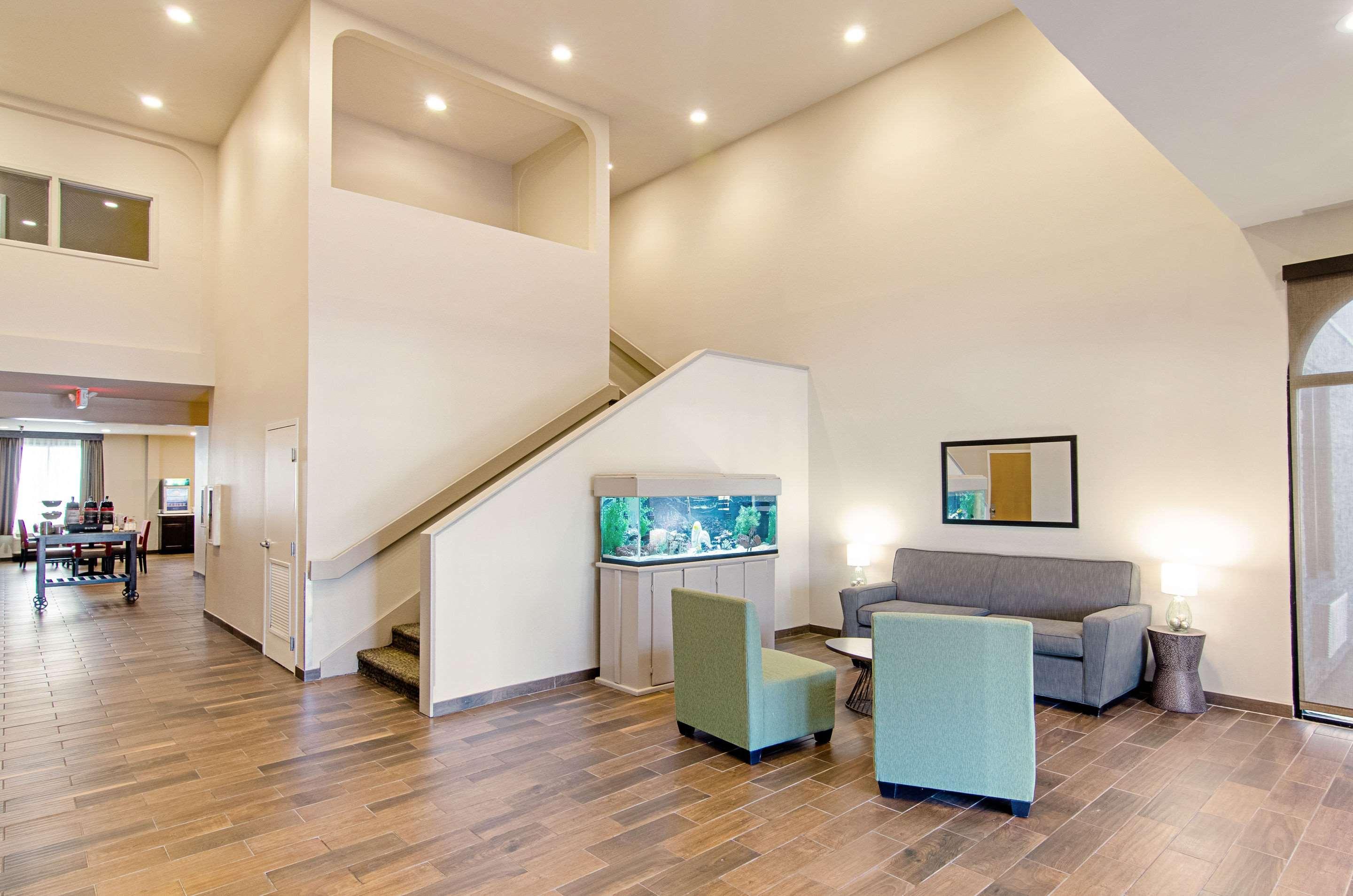 Quality Inn & Suites Near Tanger Outlet Mall Gonzales Zewnętrze zdjęcie