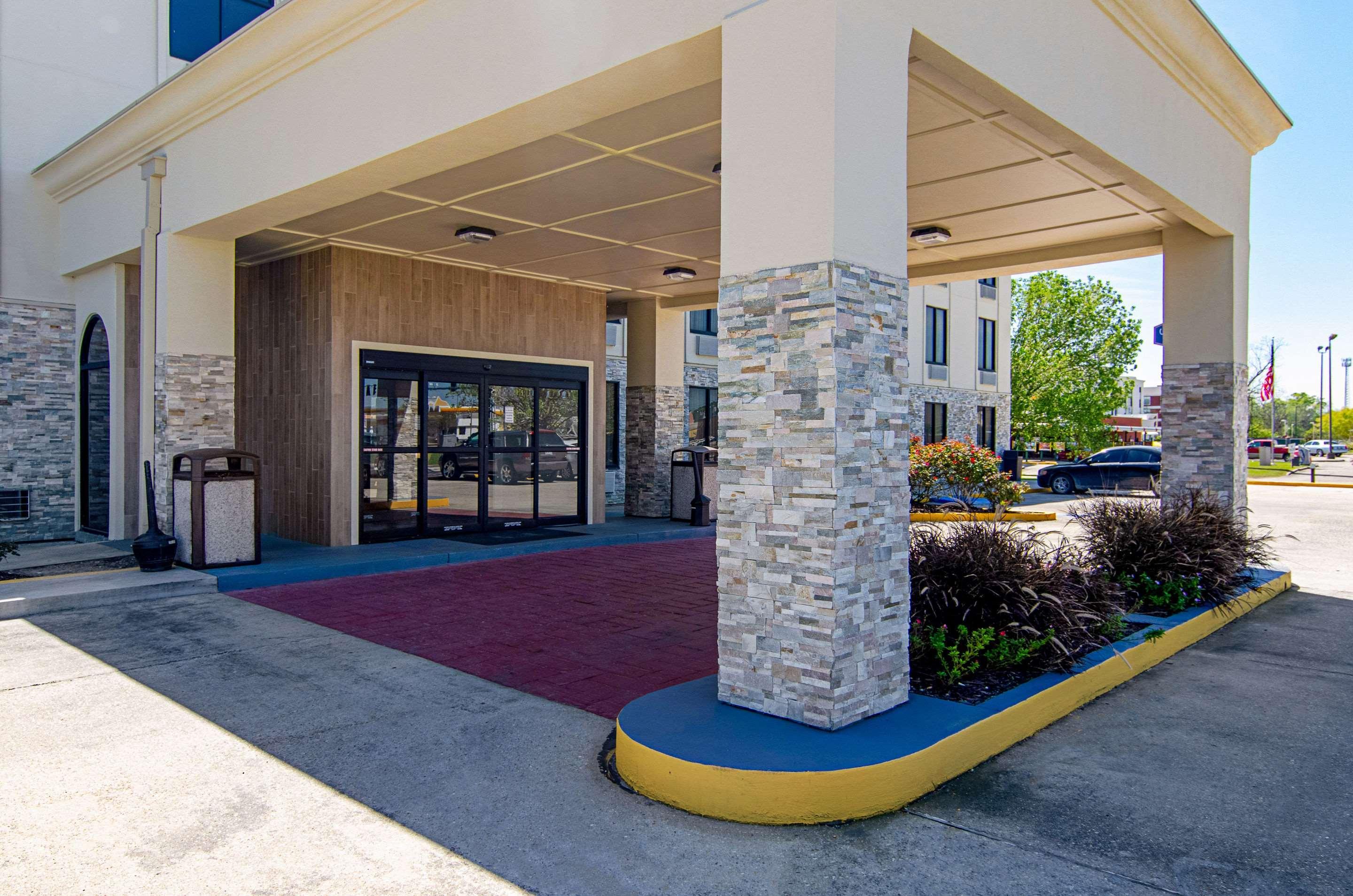 Quality Inn & Suites Near Tanger Outlet Mall Gonzales Zewnętrze zdjęcie